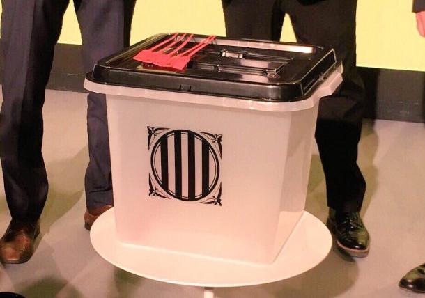 Urna presentada para el referéndum del 1-O | Foto: Twitter Josep Rull i Andreu (Conseller de Territori i Sostenibilitat)