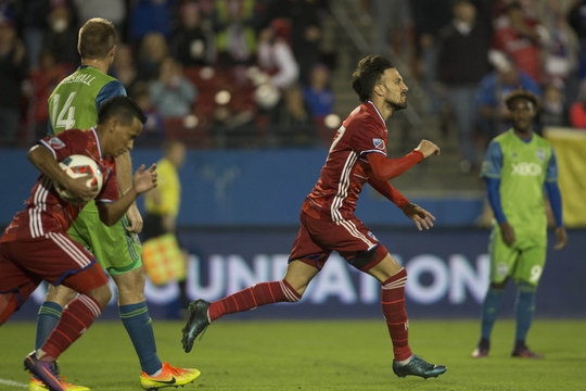 Maximiliano Urruti pulls one back for FC Dallas. | Photo: USA Today Sports