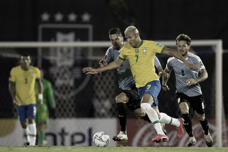 Richarlison recebeu cruzamento de Renan Lodi e marcou gol de cabeça contra o Uruguai (Foto: Lucas Figueiredo/CBF)
