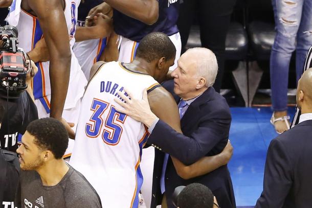 Durant abrazando a Pop I Foto: NBA.com