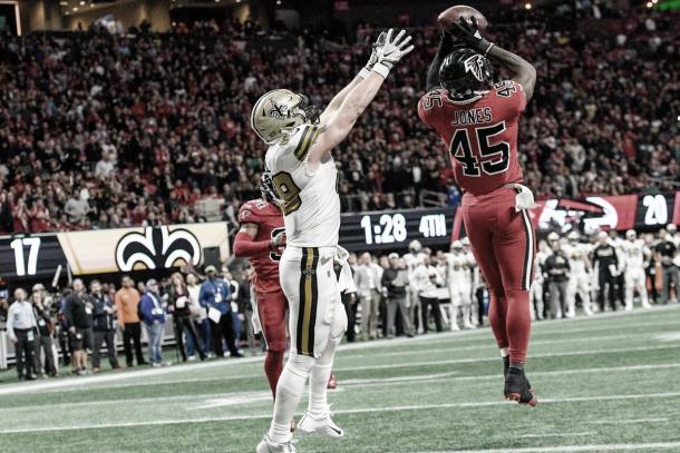 El linebacker Deion Jones se perdió gran parte de la temporada por lesión. Su presencia es clave en esta defensiva. (Imagen:Falcons.com)