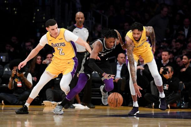 Sacramento Kings guard De'Aaron Fox (5) control's the basketball next to Los Angeles Lakers guard Lonzo Ball (2) and Los Angeles Lakers forward Brandon Ingram (14). |Kirby Lee-USA TODAY Sports|