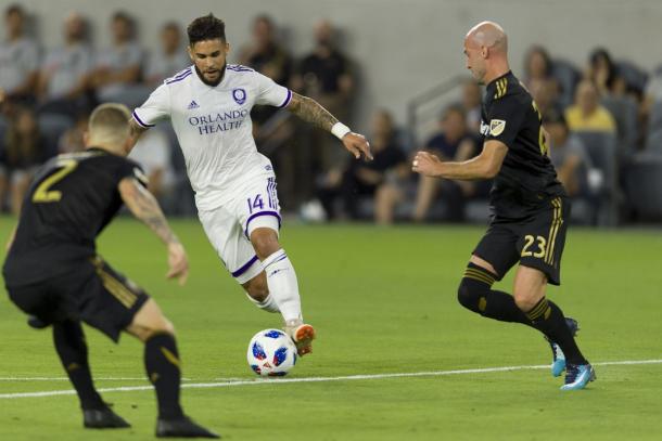 Dom Dwyer runs at defenders in Los Angeles | Photo: USA Today