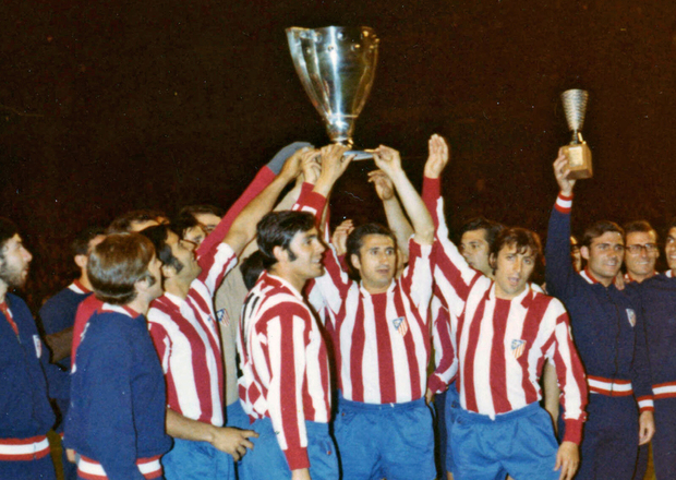 Con la copa que les acredita como campeones de Liga 1970/Foto:Club Atlético de Madrid