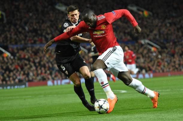 Lenglet e Lukaku disputam a bola | Foto: Oli Scarff/AFP/Getty Images