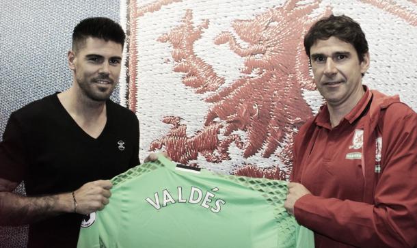 Victor Valdes poses with new manager Aitor Karanka | Photo: Middlesbrough FC