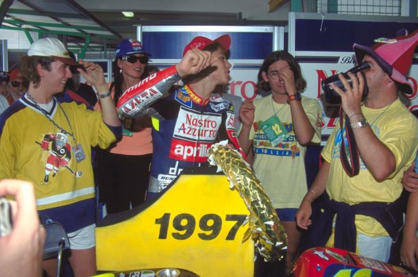 Rossi festejando su primer campeonato | Foto: valentinorossi.com