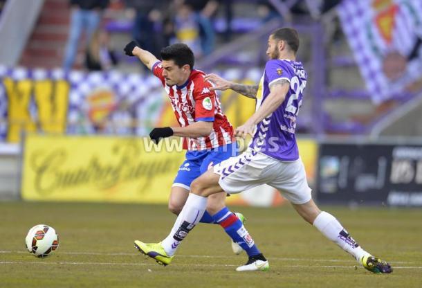 Sergio Álvarez es presionado por un jugador del Valladolid en la temporada 2014/15 | Imagen: LaLiga