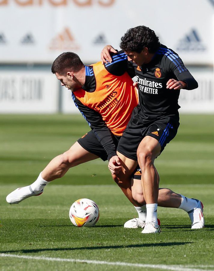 Luka Jovic y Jesús Vallejo en la disputa por el balón. | Foto: Real Madrid