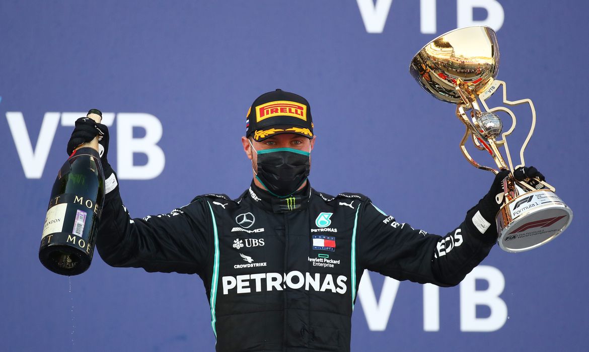 Bottas no topo do pódio do GP da Rússia (Foto: Bryn Lennon/Reuters)