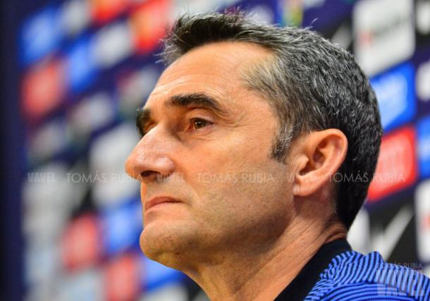 El entrenador azulgrana estuvo atento durante toda la comparecencia / Foto: Tomás Rubia (VAVEL.com)