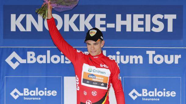 Van Aert posa con el maillot de líder | Fuente: Dieter Vanderlinden - Baloise Belgium Tour.