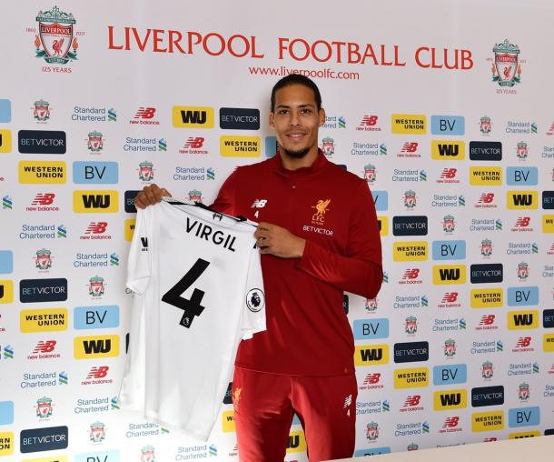 Van Dijk posando con la camiseta del Liverpool | Fotografía: Liverpool