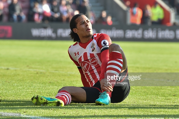 Van Dijk se lesionó ante el Leicester | Foto: Getty Images