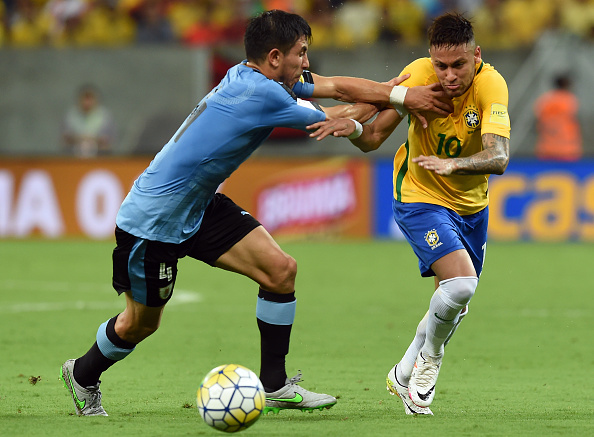 Capitão, Neymar sofreu com forte marcação no empate do primeiro turno | Foto: Vanderlei Almeida/AFP via Getty