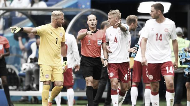 Jogadores dinamarqueses reclamam com árbitro da partida sobre decisão do VAR. Foto: FIFA/Getty Images