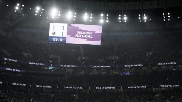 La imagen en el Tottenham Stadium, con el VAR | Foto: Premier League