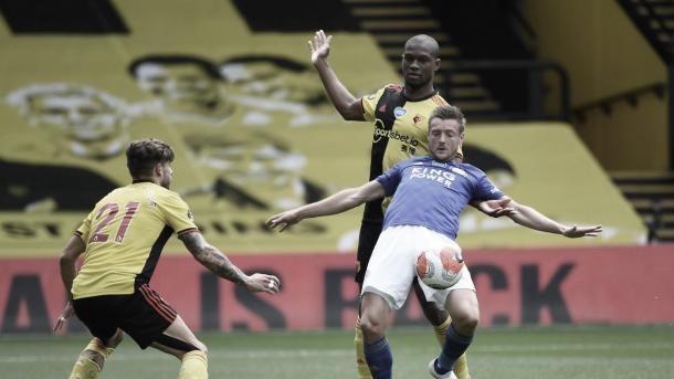 Vardy buscando el hueco en la defensa del Watford./ Foto: Premier League