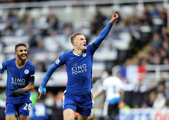 Jamie Vardy celebrates his 10th consecutive Premier League goal