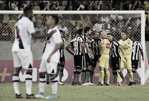 Jogadores do Botafogo reclamam do gol validado para o Vasco (Foto: Alexandre Loureiro/Getty Images)