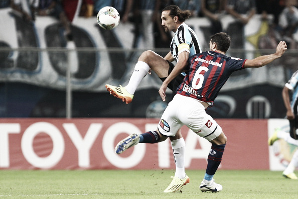 Walter Kannemann em ação, diante do Grêmio, em 2014, na Arena (Foto: Getty Images)