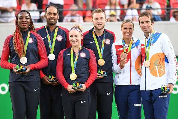 The mixed doubles medalists standing on the podium (Photo by Luis Acosta / Source : Getty Images)