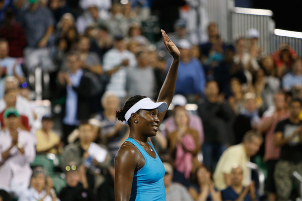 Williams waves to the crowd following her victory over Riske (Photo by Lachlan Cunningham / Source : Getty Images)