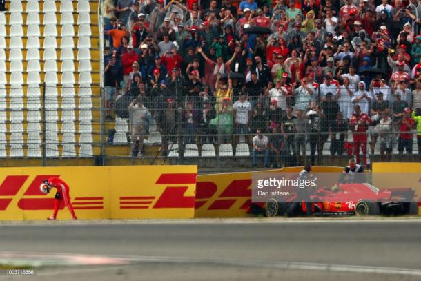 Vettel se marcha hundido tras su accidente. Foto: Getty Images.