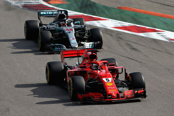Sebastian Vettel (5) y Lewis Hamilton (44) durante el Gran Premio de Rusia | Fuente: Getty Images