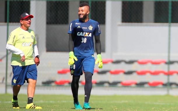 Victor Hugo ao lado do goleiro Alex Muralha (Foto: Gilvan de Souza/Flamengo)