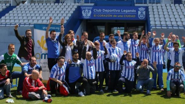 Victoria Pavón y algunos jugadores durante el acto de convenio con el grupo AMAS | Foto: CD Leganés
