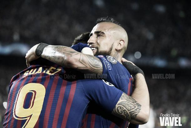 Luis Suárez y Arturo Vidal, abrazándose en el Camp Nou. FOTO: Noelia Déniz