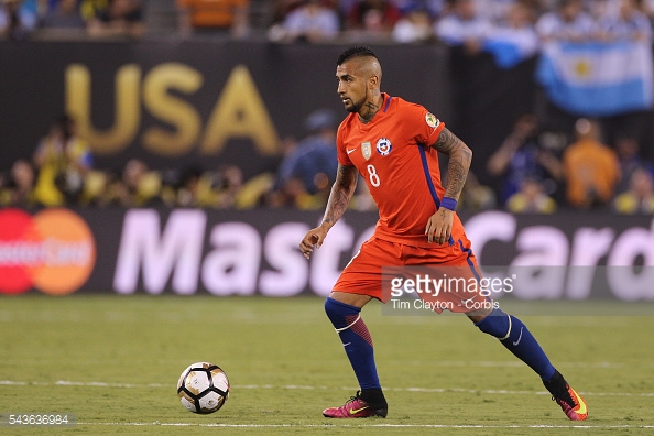 Vidal controla el balón durante el partido ante Argentina. Foto: Getty Images