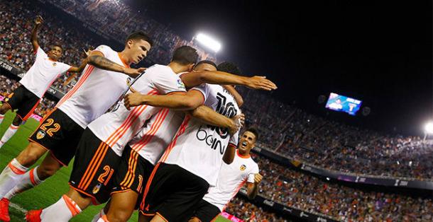 La gioia dei giocatori del Valencia dopo la prima vittoria stagionale. | Fonte immagine: sport.es