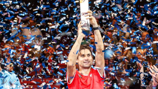 Ferrer con el trofeo que le acredita como campeón de la pasada edición. Fuente: ATP World Tour