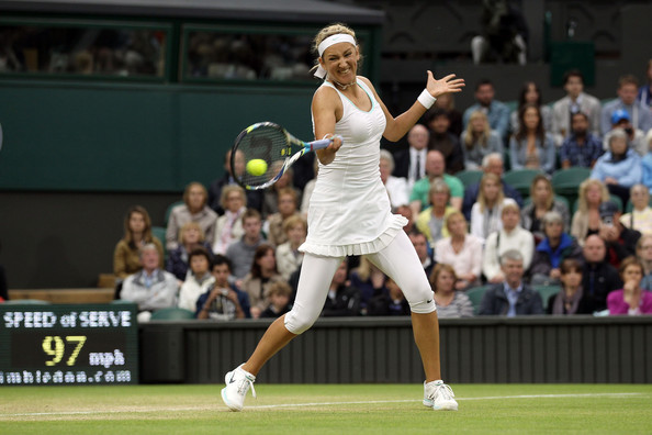 Azarenka in action in Wimbledon in 2012 against Ana Ivanovic (Photo by Clive Rose / Source : Getty Images)