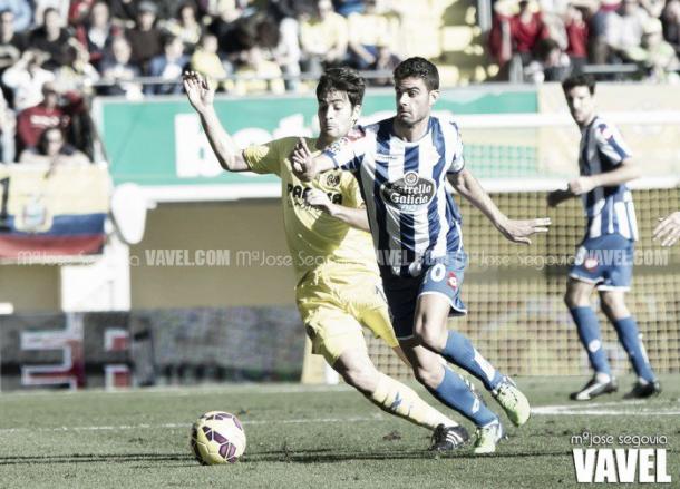 Disputa de un balón en el duelo entre Villarreal y Deportivo de la pasada temporada