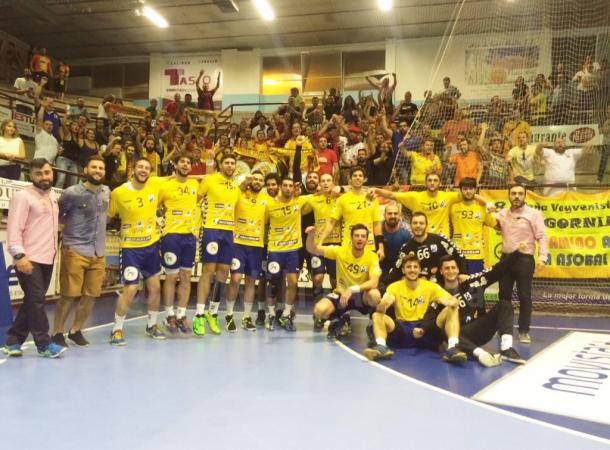 El equipo arandino celebra la victoria con la afición del Pabellón Príncipe de Asturias. F: Villa de Aranda.