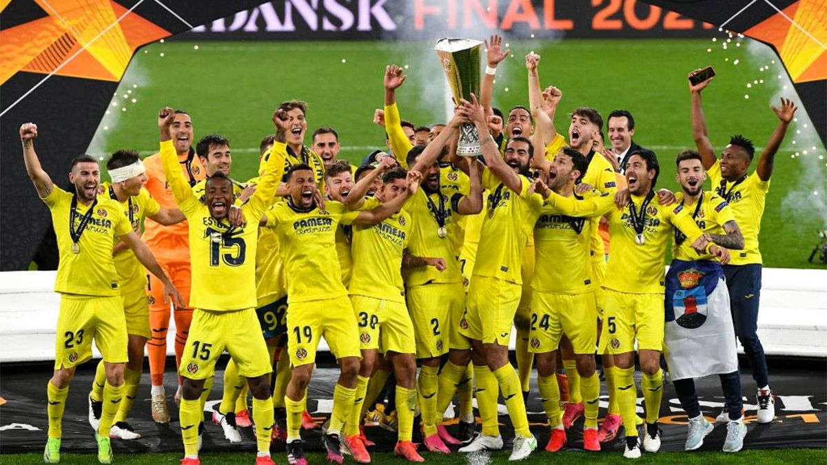 El Villarrel CF levanta el título de la Europa League / Foto: SPORT