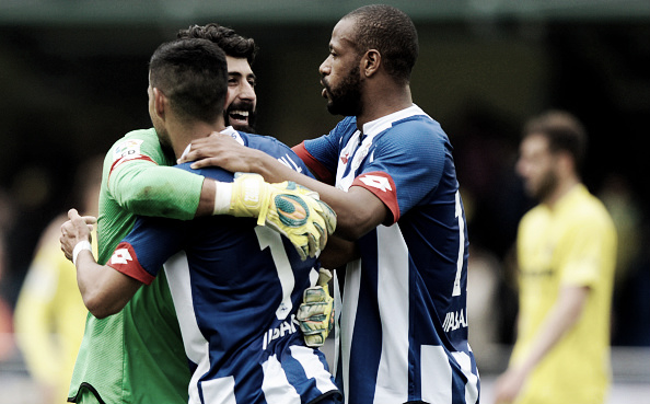 Jogadores do Deportivo comemoram vitória sobre Villarreal e garantia na primeira divisão(Foto: Jose Jordan/AFP/Getty Images)