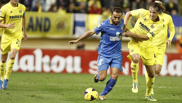 Tomás Pina intenta robarle el balón a Diego Castro (2013). / Foto: La Liga