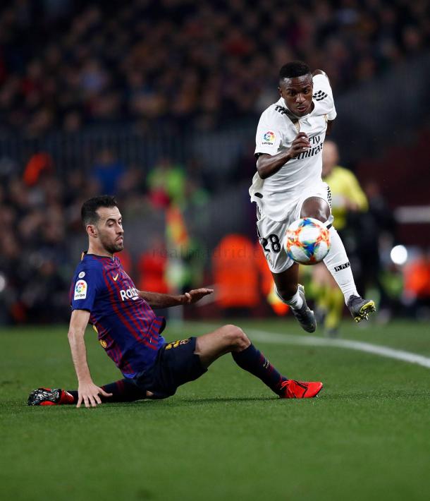 Vinicius dejó sentado a Busquets en su primer clásico / Foto: Real Madrid