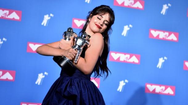 Camila Cabello en los MTV VMA's 2018 | Fuente: Stephen Lovekin/Shutterstock