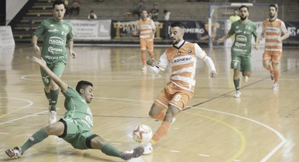 Bynho se lanza intentando detener a Juanpi | Foto: LNFS