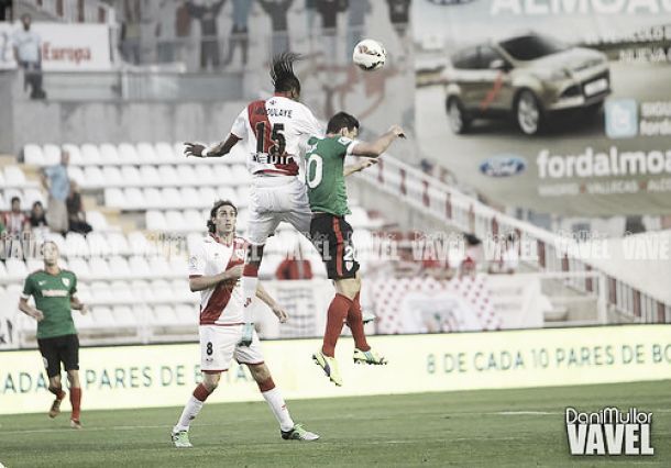 Abdoulaye Ba saltando para disputar el esférico con un contrincante. Fotografía: Dani Mullor