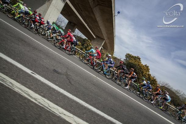 Momento con la carrera lanzada | Foto: Jon Herránz - Volta Ciclista a Catalunya