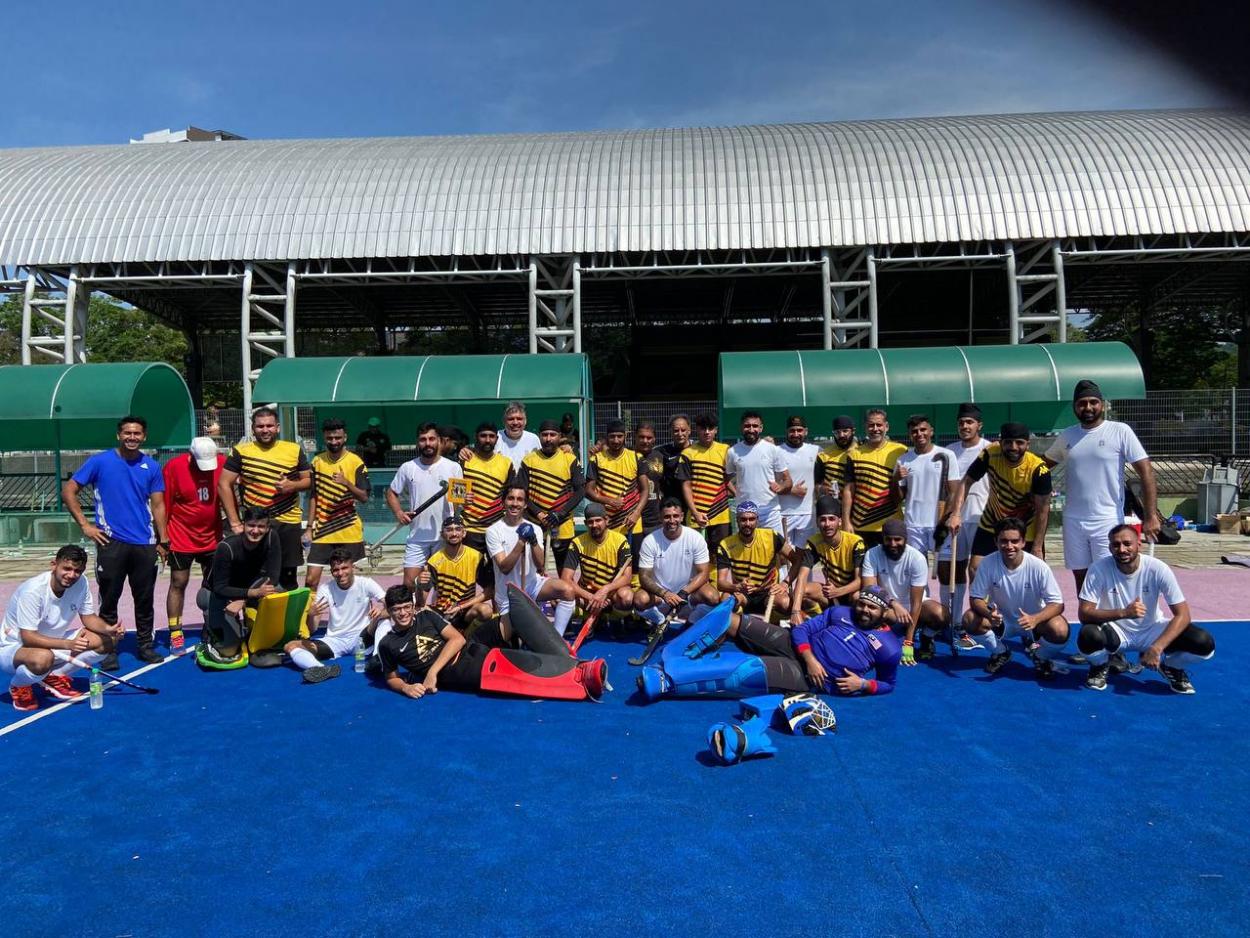 Post-match photo between Singapore (white) and Negeri Sembilan (yellow)