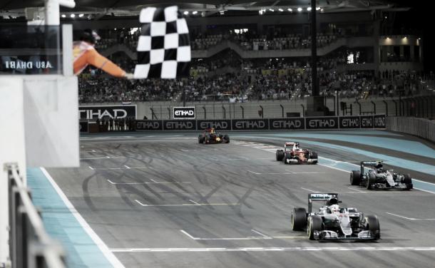 Bandera a cuadros en el GP Abu Dhabi 2016 | Foto: Sutton Images