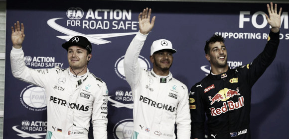 Rosberg, Hamilton y Ricciardo saludan tras la sesión de calificación | Foto: F1
