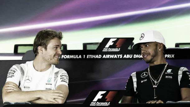 Rosberg y Hamilton en la rueda de prensa del jueves | Foto: AFP